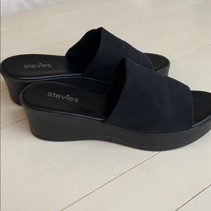 steve madden adorable black wedge sandles!!